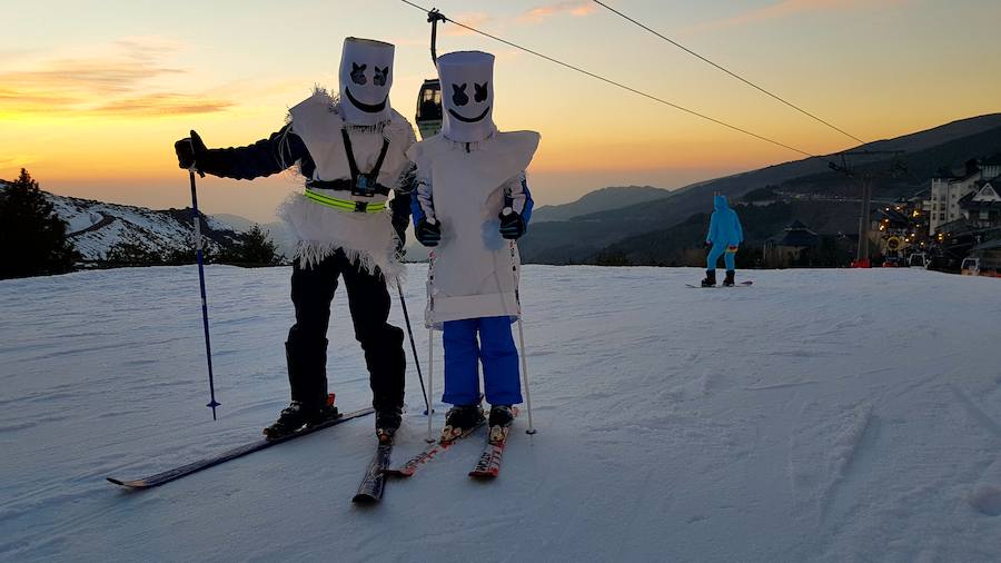 Más de un centenar de esquiadores han participado en esta bajada carnavalera