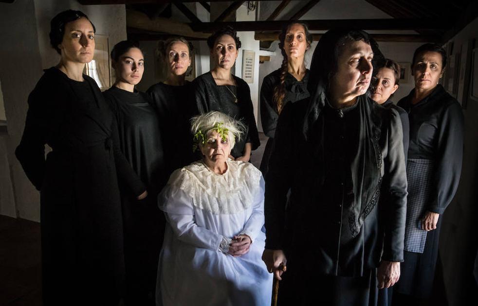 De izquierda a derecha, Myriam Carrascosa (Adela), Lucía Casado (Amelia), Inmaculada González (Magdalena), Mónica Madrid (Angustias), Carmen Hernández, de blanco (María Josefa), Paula Ruiz de Almodóvar (Martirio), Carmen Ruiz-Mingorance (Bernarda), Paca Molina (La Criada) y Ana Olmedo (Poncia)