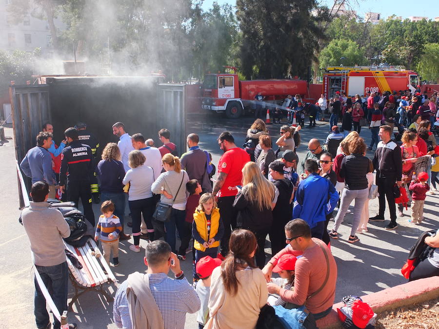 El Parque de Bomberos de la capital abrió ayer sus puertas a los almerienses con motivo de la celebración de su patrón, San Juan de Dios