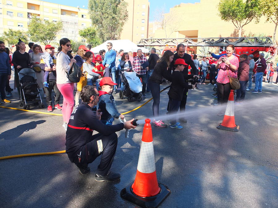 El Parque de Bomberos de la capital abrió ayer sus puertas a los almerienses con motivo de la celebración de su patrón, San Juan de Dios