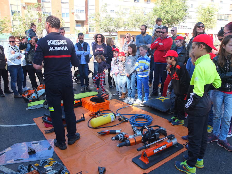 El Parque de Bomberos de la capital abrió ayer sus puertas a los almerienses con motivo de la celebración de su patrón, San Juan de Dios