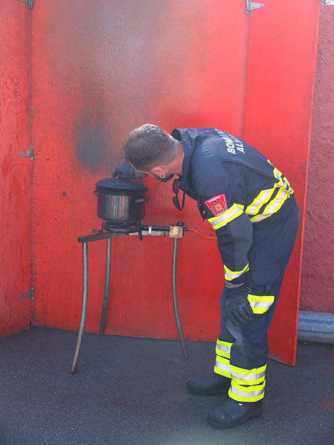 El Parque de Bomberos de la capital abrió ayer sus puertas a los almerienses con motivo de la celebración de su patrón, San Juan de Dios