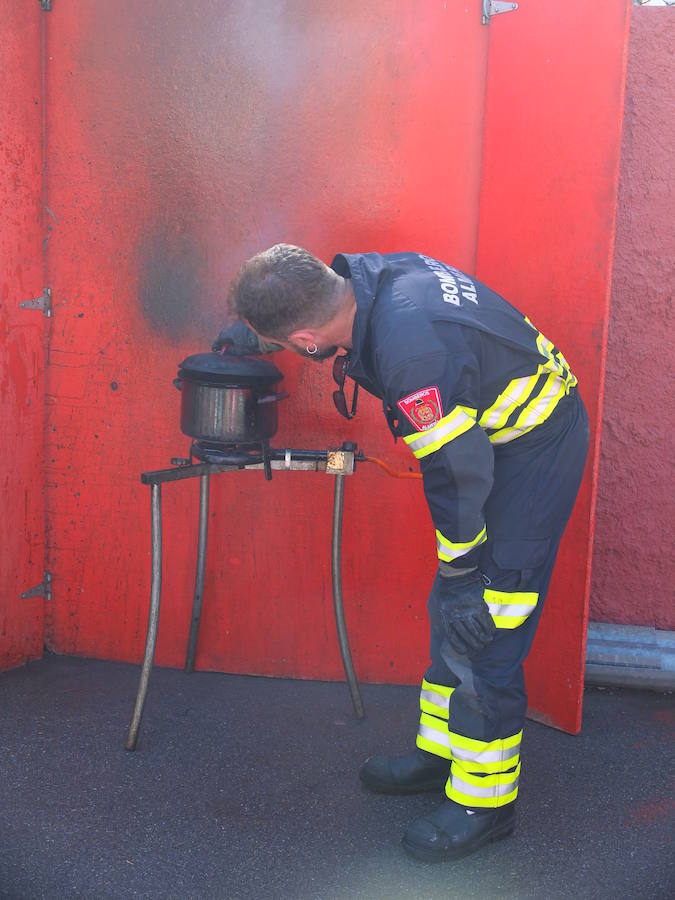 El Parque de Bomberos de la capital abrió ayer sus puertas a los almerienses con motivo de la celebración de su patrón, San Juan de Dios