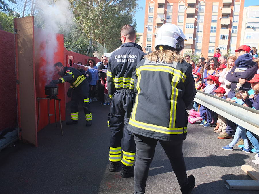 El Parque de Bomberos de la capital abrió ayer sus puertas a los almerienses con motivo de la celebración de su patrón, San Juan de Dios