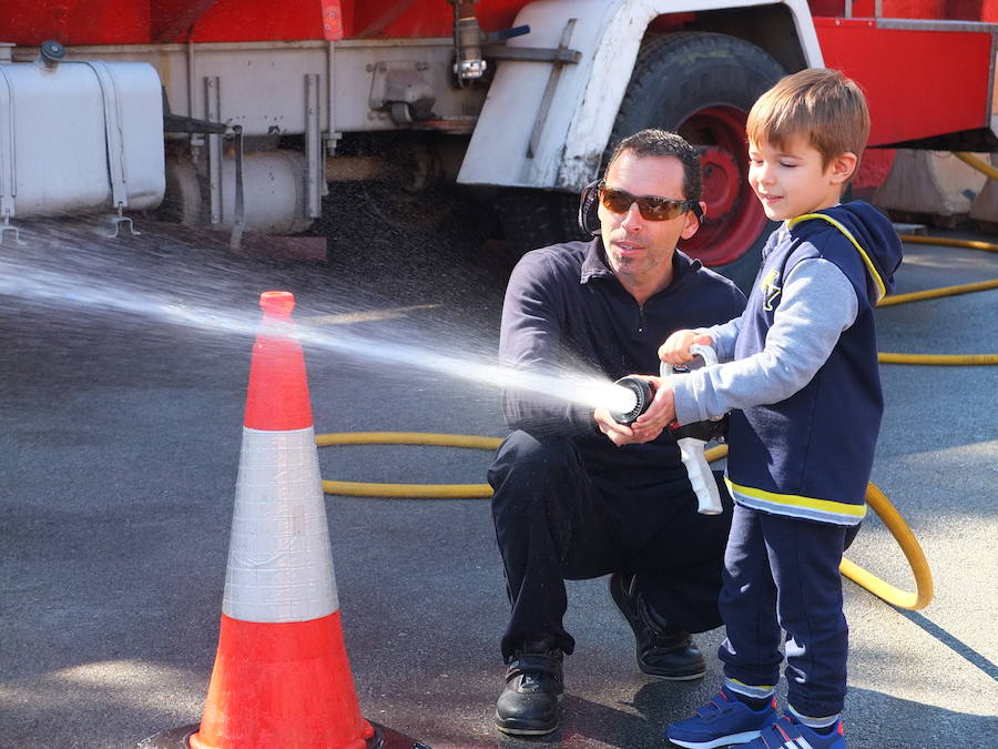 El Parque de Bomberos de la capital abrió ayer sus puertas a los almerienses con motivo de la celebración de su patrón, San Juan de Dios