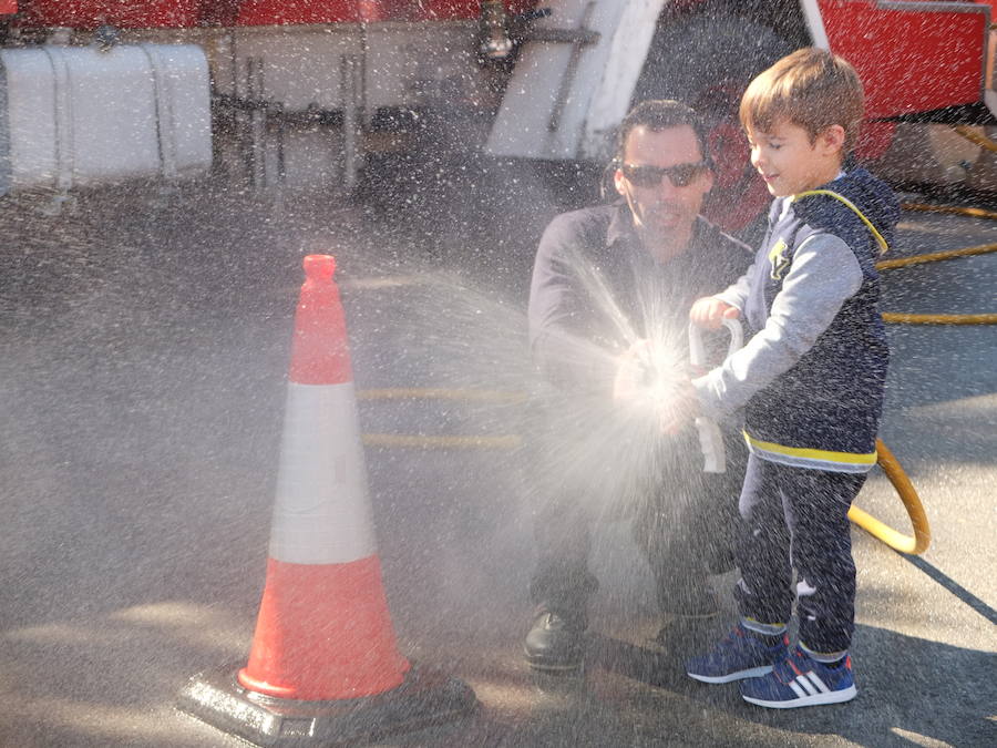 El Parque de Bomberos de la capital abrió ayer sus puertas a los almerienses con motivo de la celebración de su patrón, San Juan de Dios