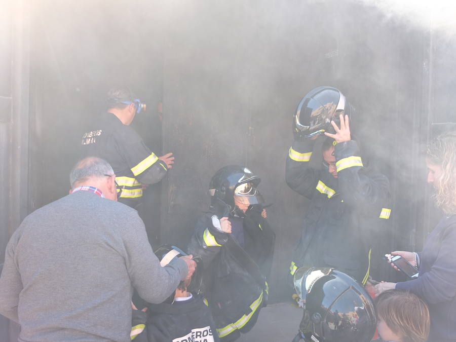 El Parque de Bomberos de la capital abrió ayer sus puertas a los almerienses con motivo de la celebración de su patrón, San Juan de Dios