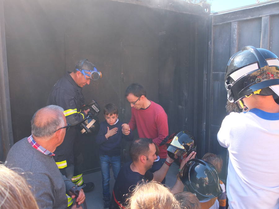 El Parque de Bomberos de la capital abrió ayer sus puertas a los almerienses con motivo de la celebración de su patrón, San Juan de Dios
