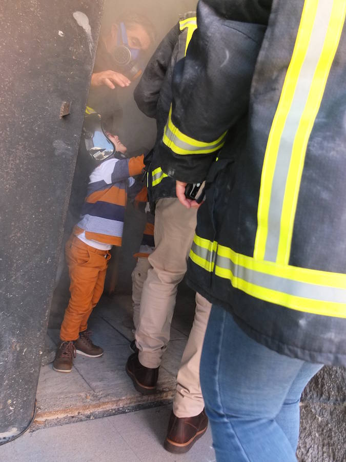 El Parque de Bomberos de la capital abrió ayer sus puertas a los almerienses con motivo de la celebración de su patrón, San Juan de Dios