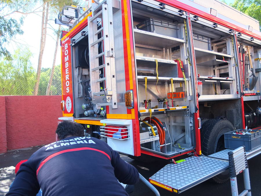 El Parque de Bomberos de la capital abrió ayer sus puertas a los almerienses con motivo de la celebración de su patrón, San Juan de Dios