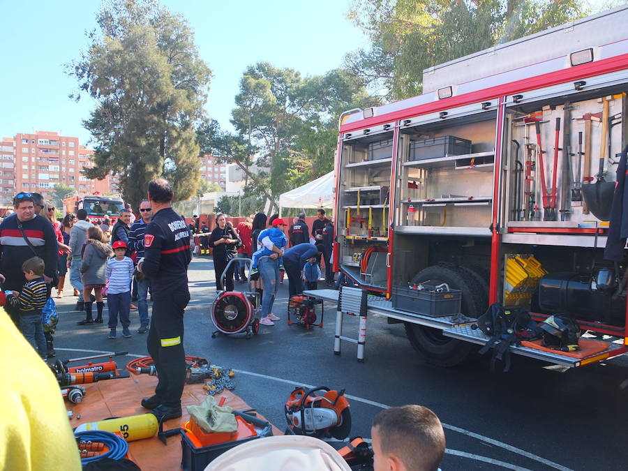 El Parque de Bomberos de la capital abrió ayer sus puertas a los almerienses con motivo de la celebración de su patrón, San Juan de Dios