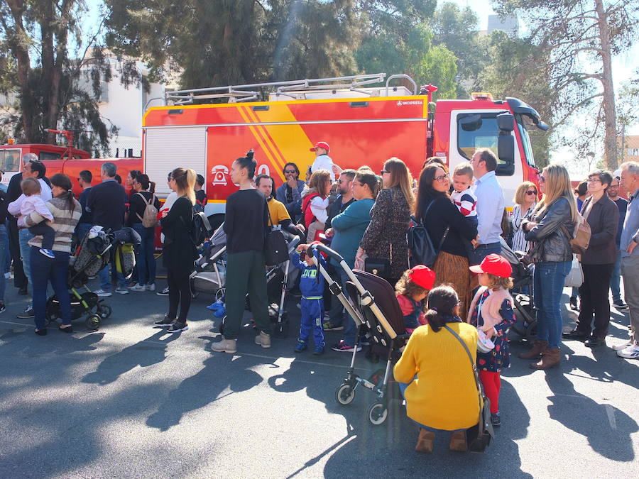 El Parque de Bomberos de la capital abrió ayer sus puertas a los almerienses con motivo de la celebración de su patrón, San Juan de Dios