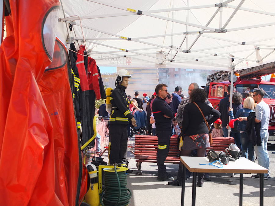El Parque de Bomberos de la capital abrió ayer sus puertas a los almerienses con motivo de la celebración de su patrón, San Juan de Dios