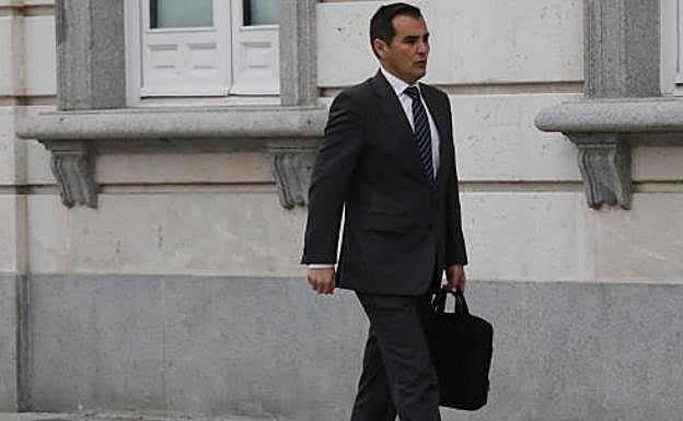 El exsecretario de Estado sí que da la cara