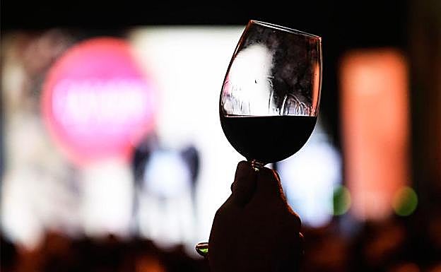 Un grupo de científicos desmiente que «la copita de vino» haga vivir más