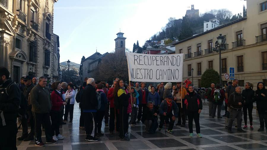 Un grupo de jóvenes de Beas de Granada encabeza una marcha para que no se olvide la senda que ha unido históricamente este municipio con la capital