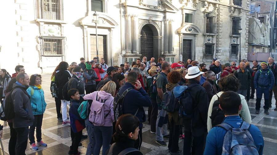 Un grupo de jóvenes de Beas de Granada encabeza una marcha para que no se olvide la senda que ha unido históricamente este municipio con la capital