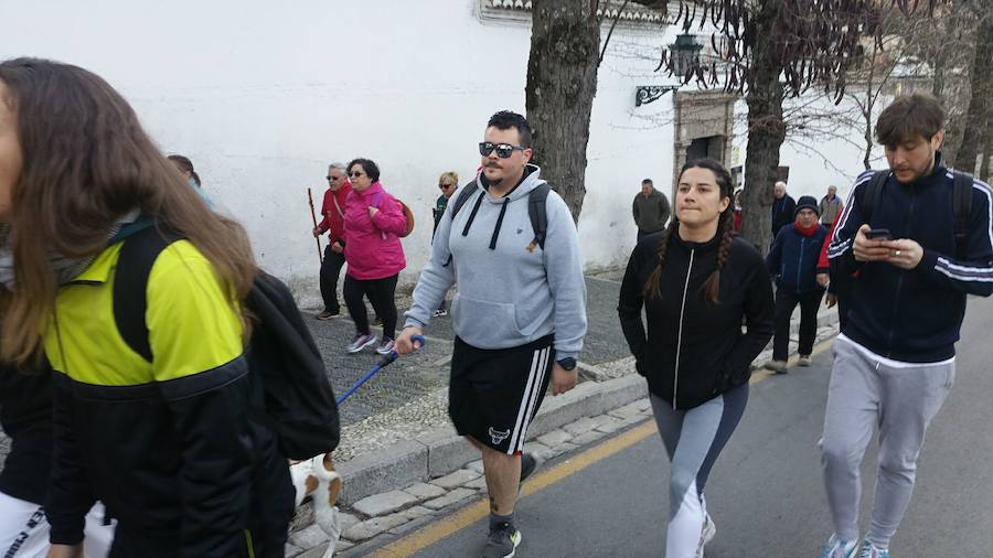 Un grupo de jóvenes de Beas de Granada encabeza una marcha para que no se olvide la senda que ha unido históricamente este municipio con la capital