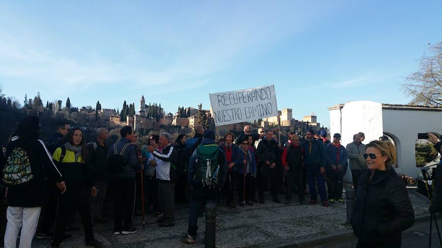 Un grupo de jóvenes de Beas de Granada encabeza una marcha para que no se olvide la senda que ha unido históricamente este municipio con la capital