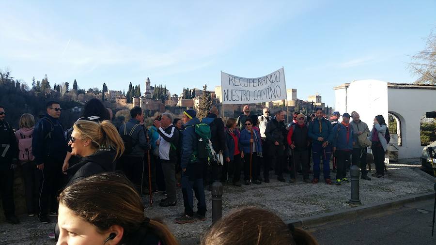 Un grupo de jóvenes de Beas de Granada encabeza una marcha para que no se olvide la senda que ha unido históricamente este municipio con la capital