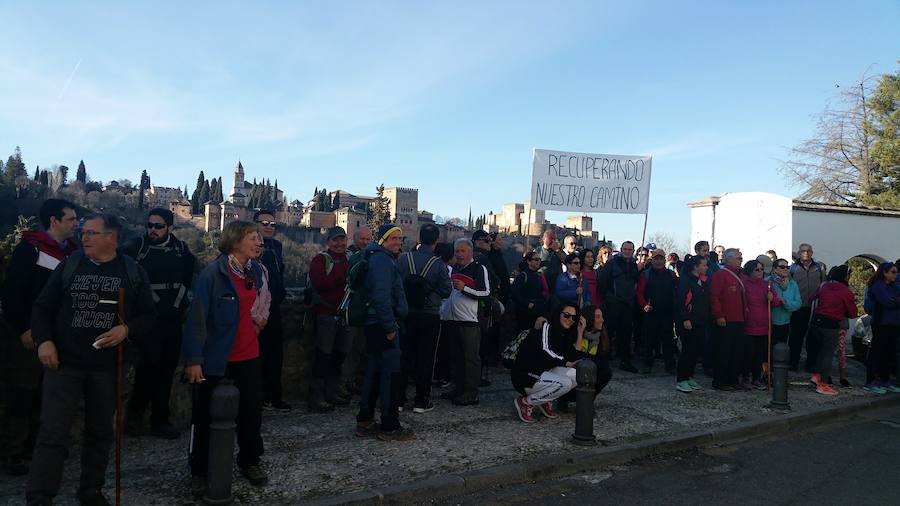 Un grupo de jóvenes de Beas de Granada encabeza una marcha para que no se olvide la senda que ha unido históricamente este municipio con la capital