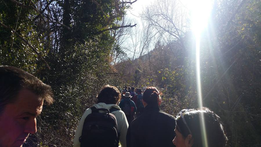 Un grupo de jóvenes de Beas de Granada encabeza una marcha para que no se olvide la senda que ha unido históricamente este municipio con la capital