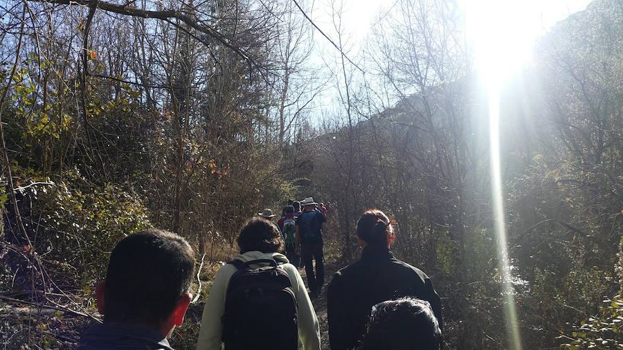 Un grupo de jóvenes de Beas de Granada encabeza una marcha para que no se olvide la senda que ha unido históricamente este municipio con la capital