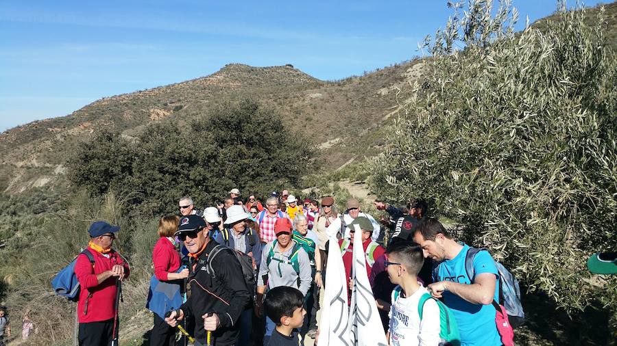 Un grupo de jóvenes de Beas de Granada encabeza una marcha para que no se olvide la senda que ha unido históricamente este municipio con la capital
