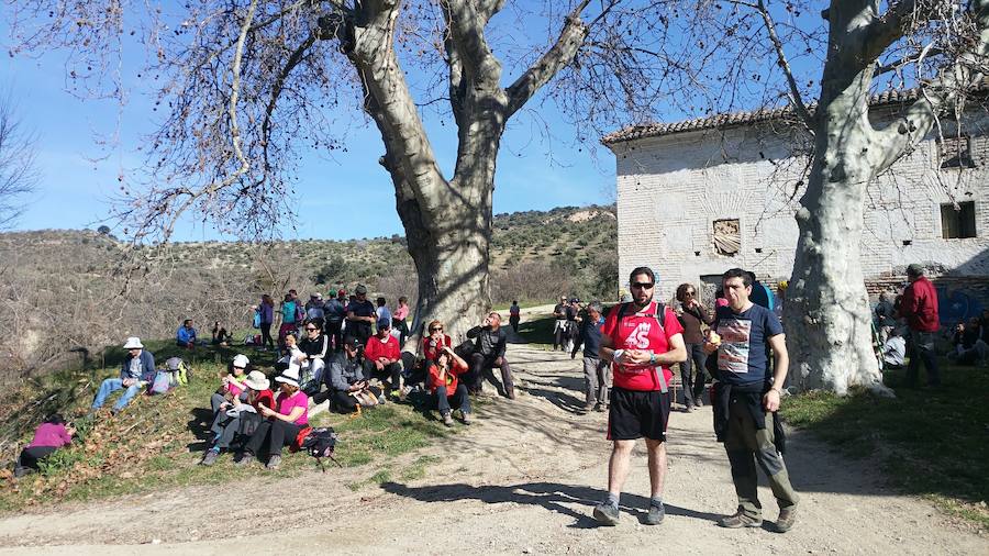 Un grupo de jóvenes de Beas de Granada encabeza una marcha para que no se olvide la senda que ha unido históricamente este municipio con la capital