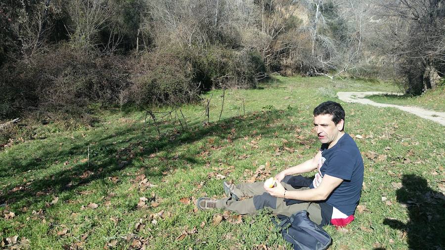 Un grupo de jóvenes de Beas de Granada encabeza una marcha para que no se olvide la senda que ha unido históricamente este municipio con la capital