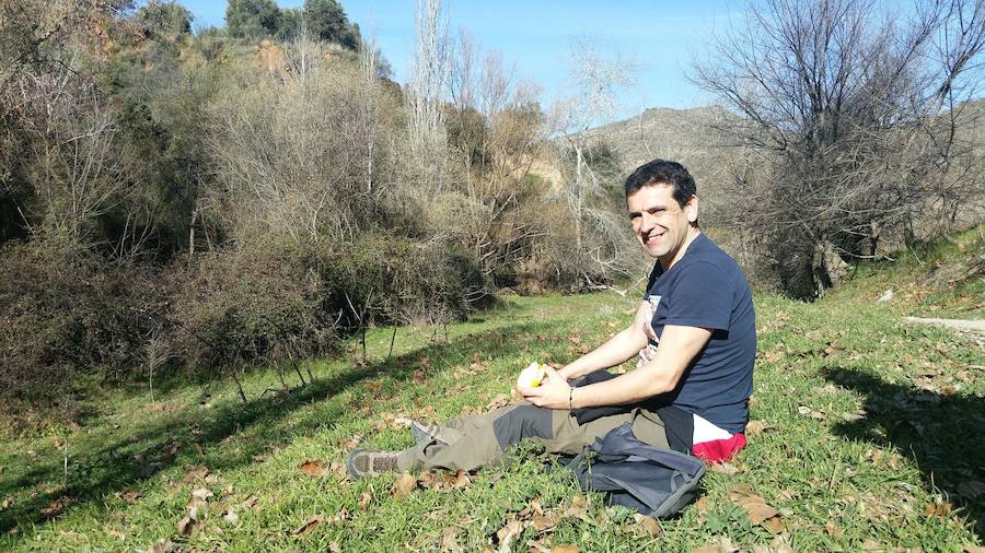 Un grupo de jóvenes de Beas de Granada encabeza una marcha para que no se olvide la senda que ha unido históricamente este municipio con la capital