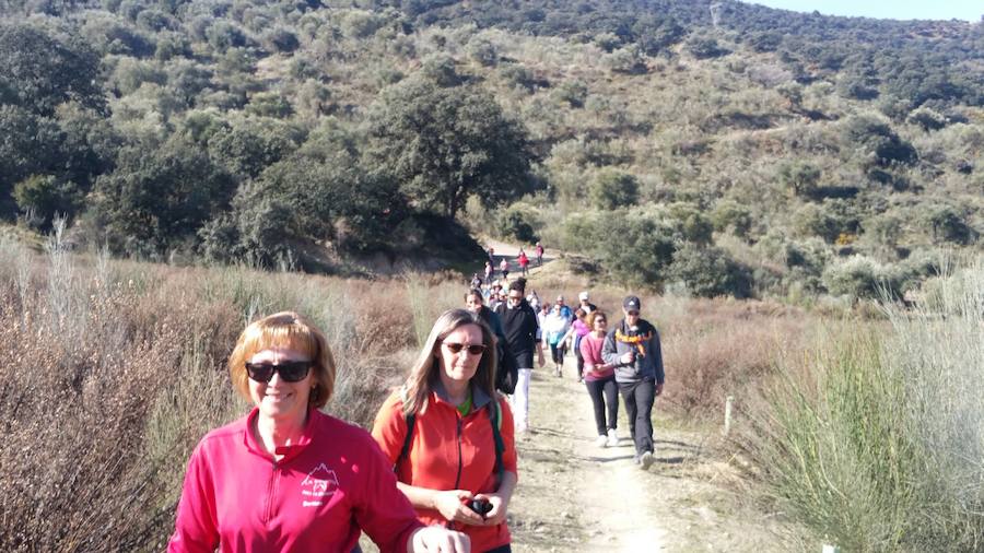 Un grupo de jóvenes de Beas de Granada encabeza una marcha para que no se olvide la senda que ha unido históricamente este municipio con la capital