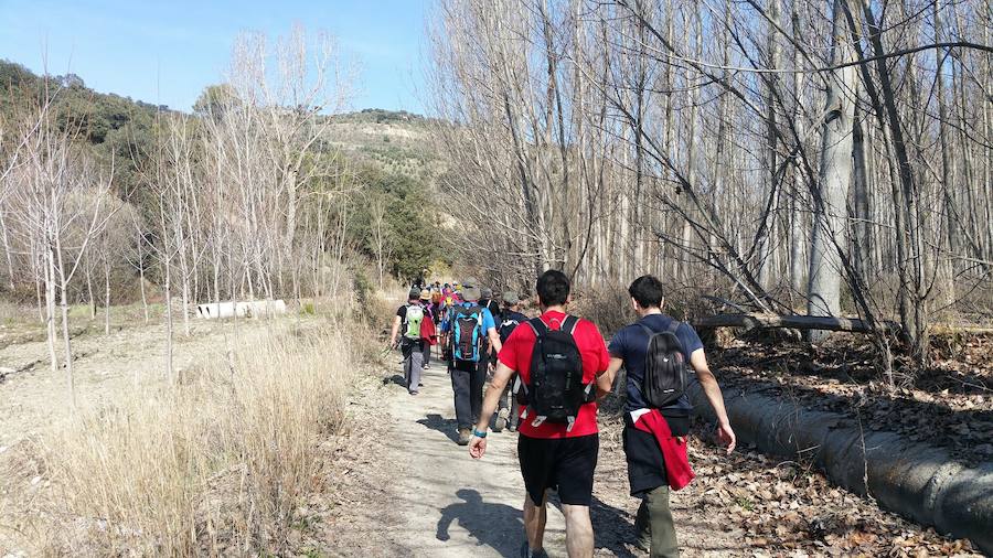 Un grupo de jóvenes de Beas de Granada encabeza una marcha para que no se olvide la senda que ha unido históricamente este municipio con la capital
