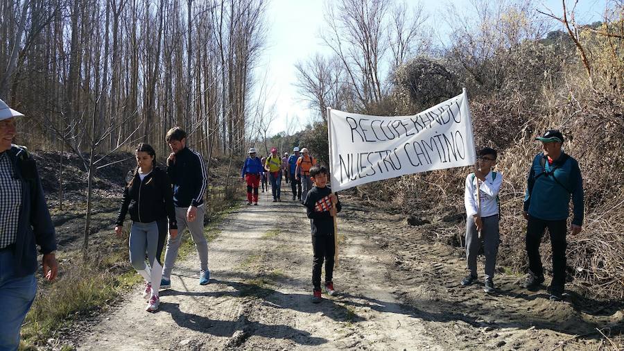 Un grupo de jóvenes de Beas de Granada encabeza una marcha para que no se olvide la senda que ha unido históricamente este municipio con la capital