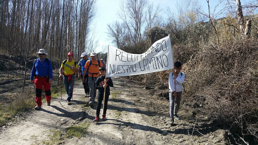 Un grupo de jóvenes de Beas de Granada encabeza una marcha para que no se olvide la senda que ha unido históricamente este municipio con la capital