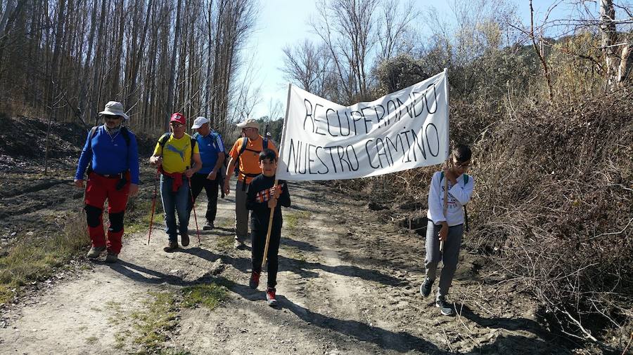 Un grupo de jóvenes de Beas de Granada encabeza una marcha para que no se olvide la senda que ha unido históricamente este municipio con la capital