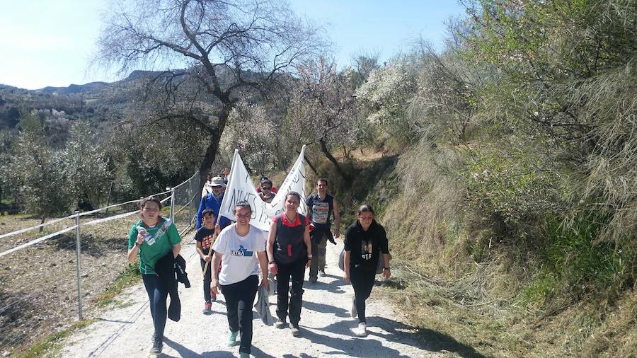 Un grupo de jóvenes de Beas de Granada encabeza una marcha para que no se olvide la senda que ha unido históricamente este municipio con la capital