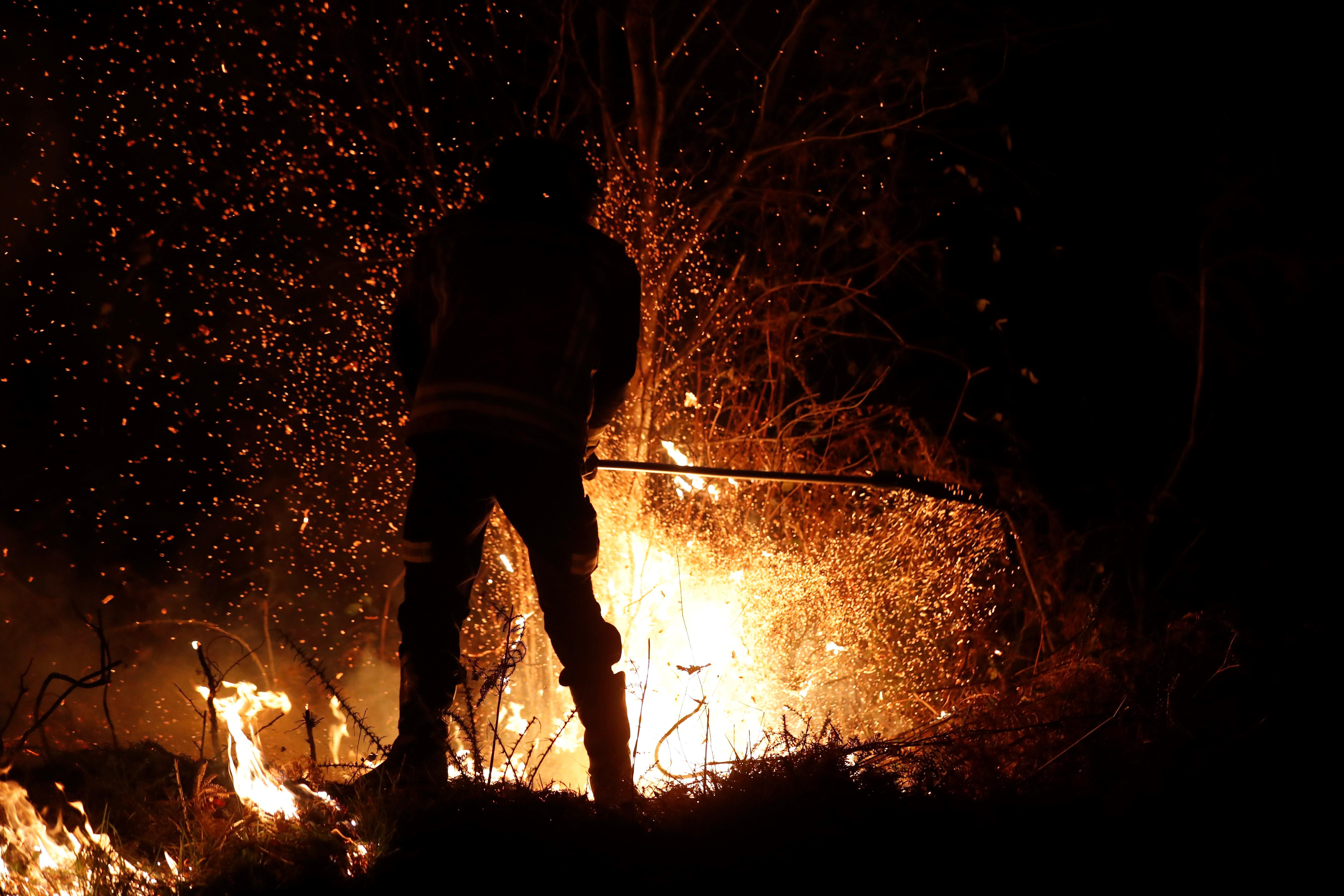 El norte de España se ha visto asolado este fin de semana con más de un centenar de incendios que han afectado duramente a Asturias, Cantabria y Vizcaya. Algunos de ellos ya están controlado, pero, en el Principado, 99 de ellos aún continuan en activos; mientras que en Cantabria el número de incendios activos se ha rebajado de 21 a 17, de un total de más de 60 que fueron provocados en la comunidad autónoma.