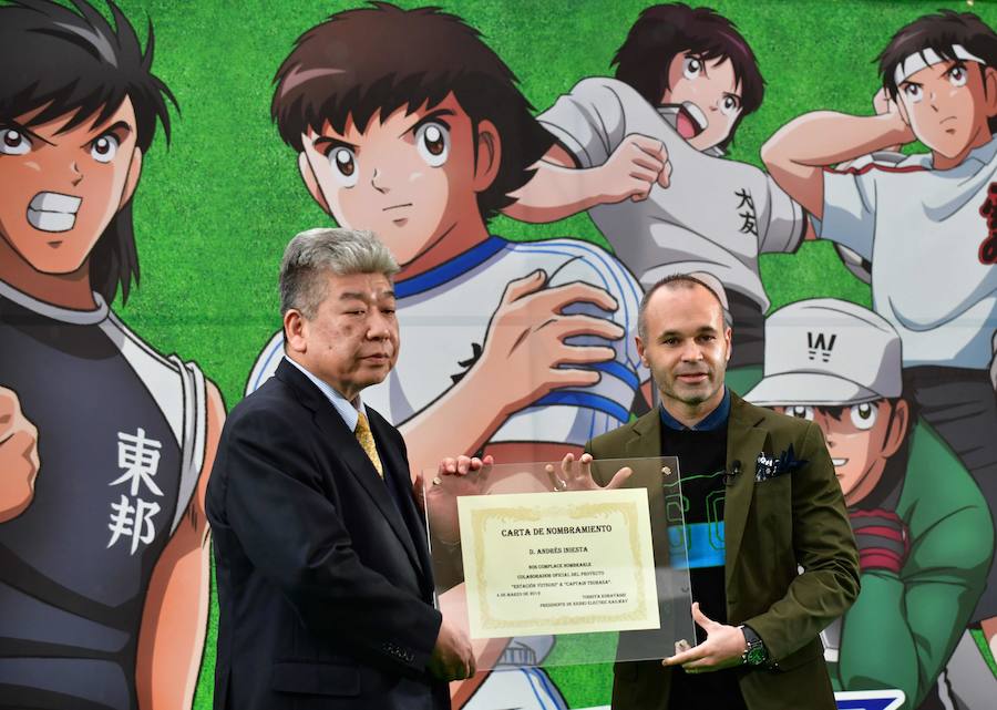 La presentó Iniesta en Tokyo | El creador de «Oliver y Benji» dijo durante el evento que espera que la gente «se deje caer por la estación»