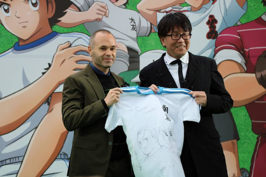 La presentó Iniesta en Tokyo | El creador de «Oliver y Benji» dijo durante el evento que espera que la gente «se deje caer por la estación»