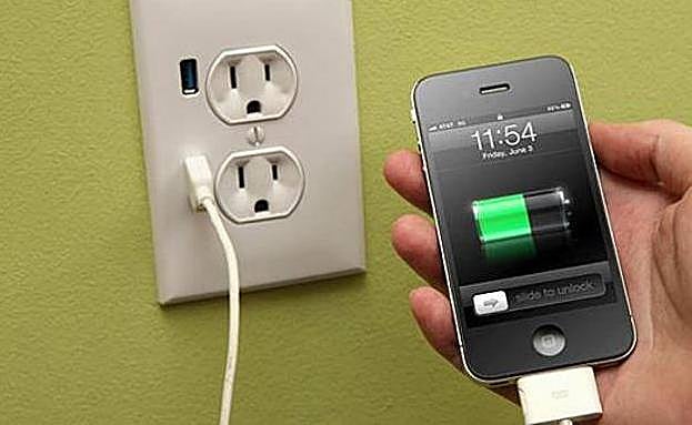 La Policía advierte de lo que te puede ocurrir si cargas el móvil en un puerto USB público