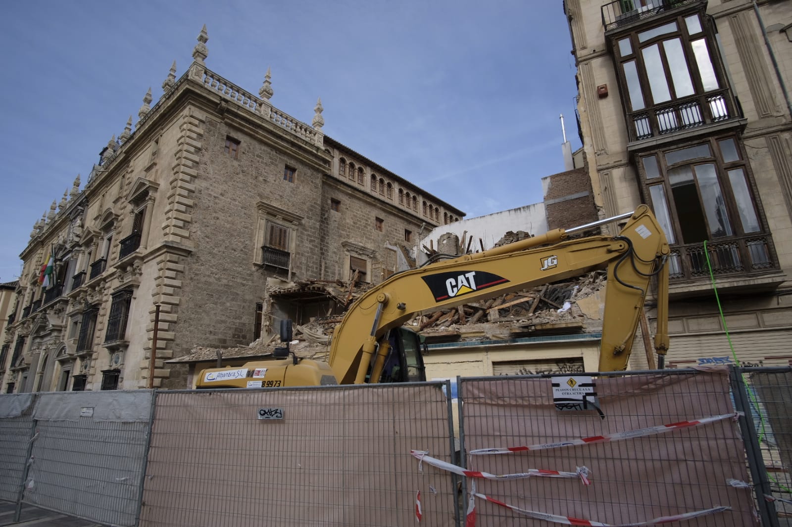 Las máquinas trabajan para retirar los escombros y dejar la zona libre de peligro