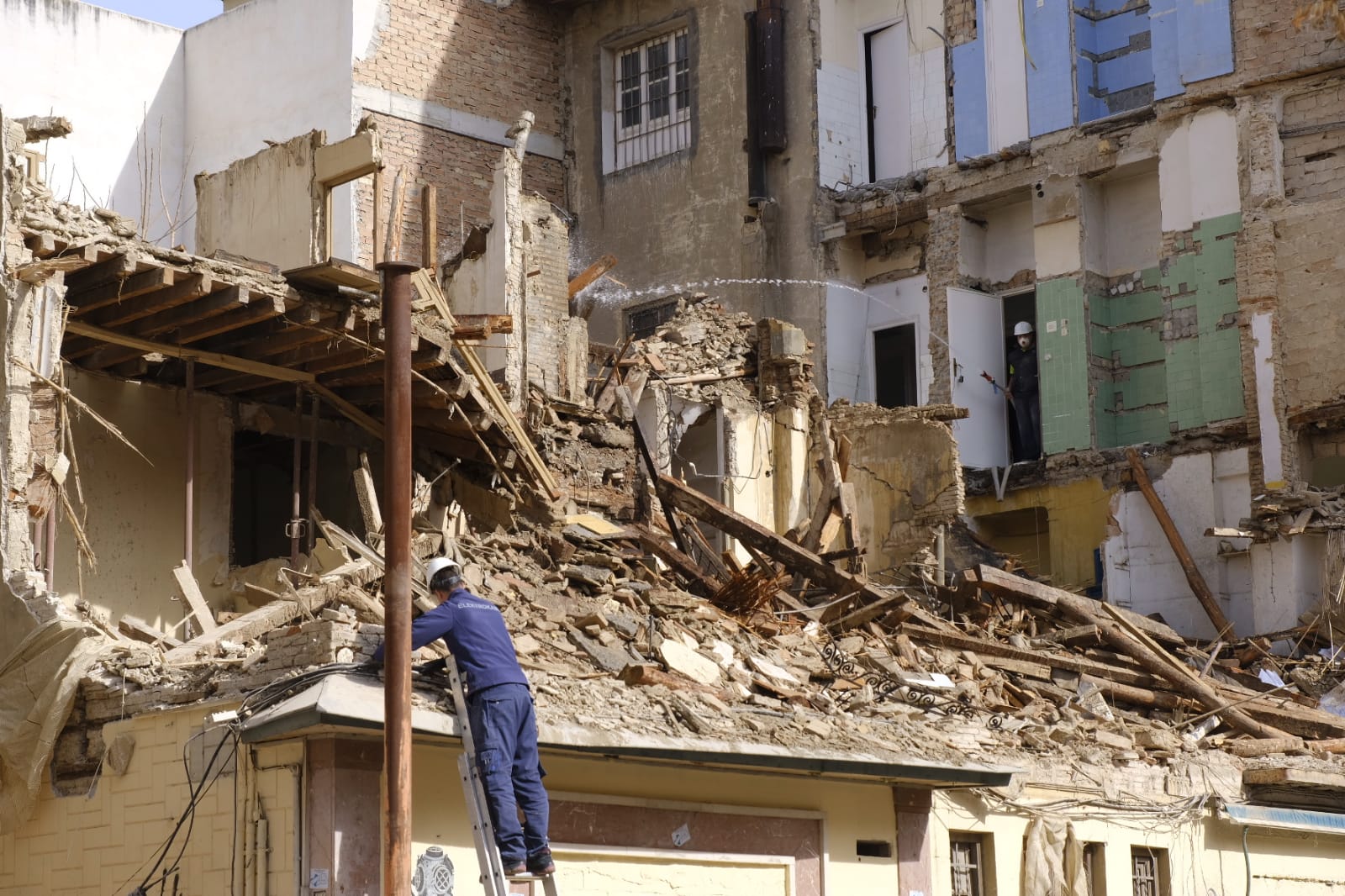 Las máquinas trabajan para retirar los escombros y dejar la zona libre de peligro