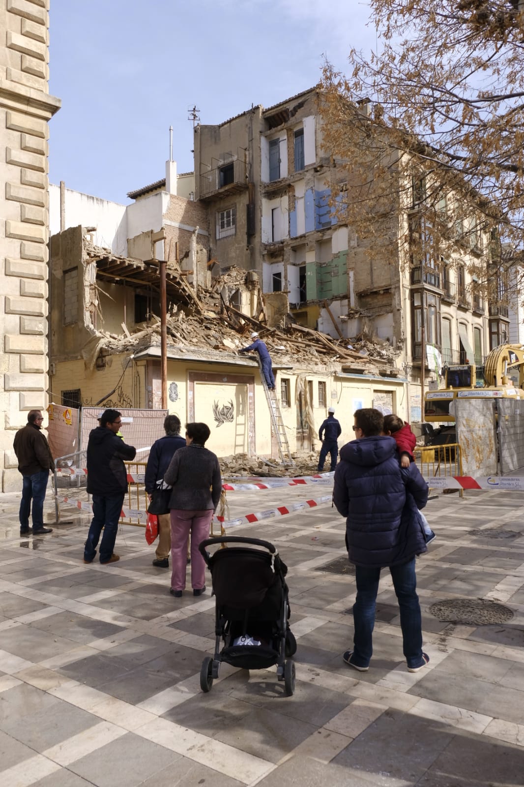 Las máquinas trabajan para retirar los escombros y dejar la zona libre de peligro