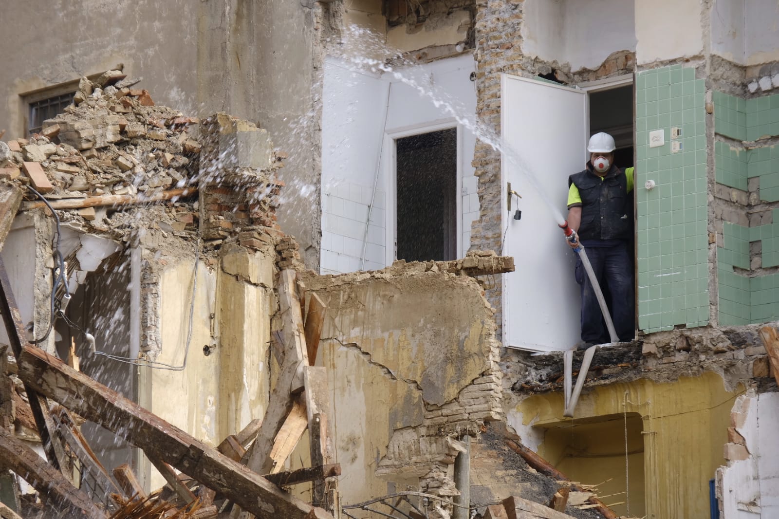 Las máquinas trabajan para retirar los escombros y dejar la zona libre de peligro