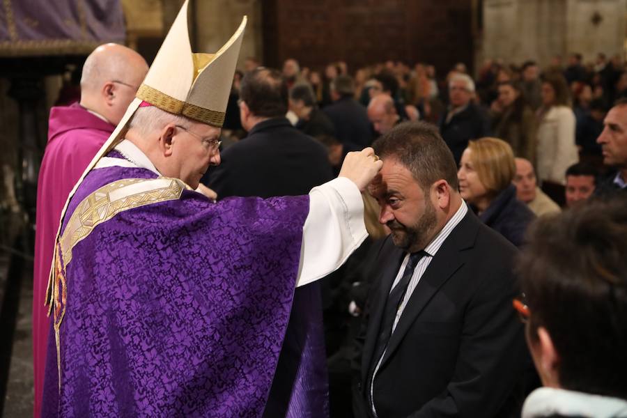 Entramos en Cuaresma, tiempo que nos llevará hasta el 18 de abril, Jueves Santo. Los actos del Miércoles de Ceniza tuvieron como protagonista el traslado de Jesús de la Piedad a la Catedral y posterior vía crucis, además de la imposición de la ceniza a los fieles por parte del obispo Amadeo Rodríguez Magro