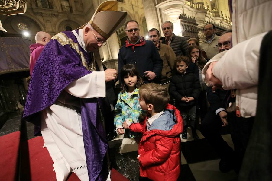 Entramos en Cuaresma, tiempo que nos llevará hasta el 18 de abril, Jueves Santo. Los actos del Miércoles de Ceniza tuvieron como protagonista el traslado de Jesús de la Piedad a la Catedral y posterior vía crucis, además de la imposición de la ceniza a los fieles por parte del obispo Amadeo Rodríguez Magro