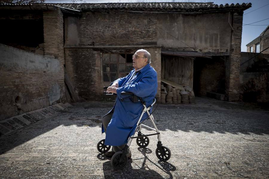 La familia de Cecilio Morales Moreno, de 98 años de edad, prepara ya la fundación que recogerá los cinco siglos de historia de la fábrica del Albaicín