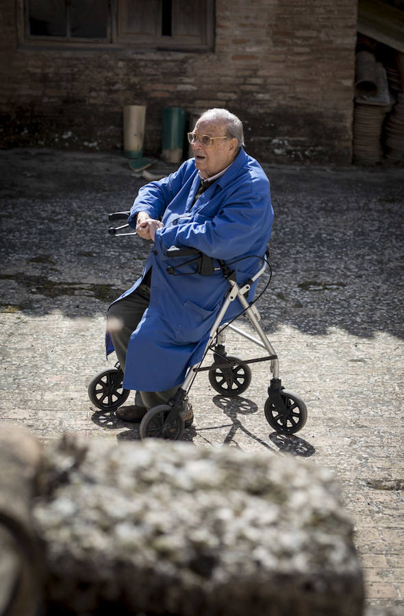 La familia de Cecilio Morales Moreno, de 98 años de edad, prepara ya la fundación que recogerá los cinco siglos de historia de la fábrica del Albaicín