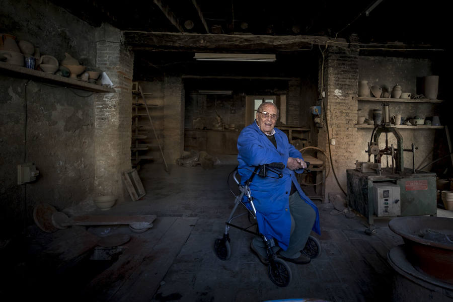 La familia de Cecilio Morales Moreno, de 98 años de edad, prepara ya la fundación que recogerá los cinco siglos de historia de la fábrica del Albaicín